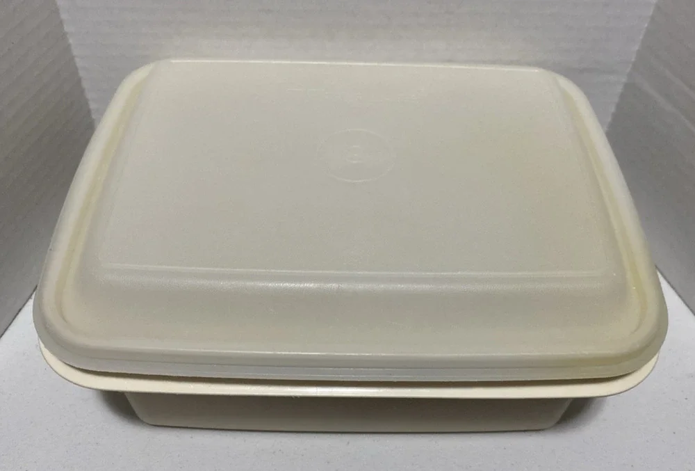 Tupperware storage container, 1 quart, Almond color base, clear top, 1255-16